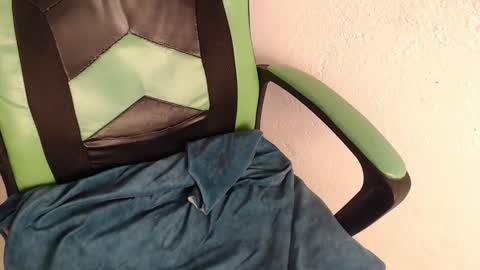 Snapshot of we_n_you chatting on 11.18.25 Trixie 3 online show from 11.18.25