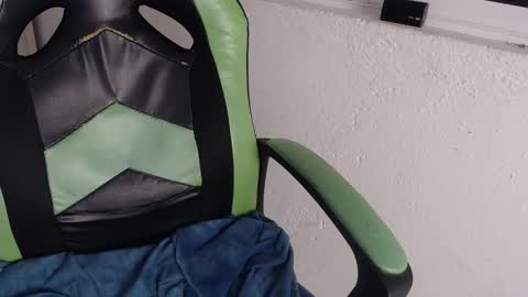 Snapshot of we_n_you chatting on 11.19.25 Trixie 3 online show from 11.19.25