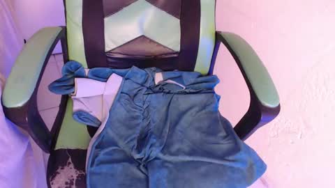 Snapshot of we_n_you chatting on 11.20.25 Trixie 3 online show from 11.20.25