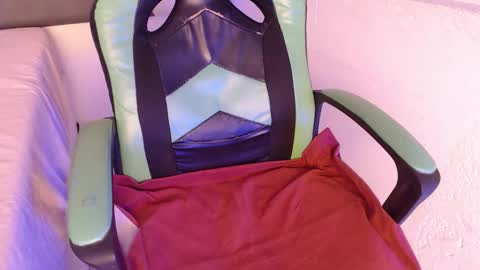 Snapshot of we_n_you chatting on 11.22.25 Trixie 3 online show from 11.22.25