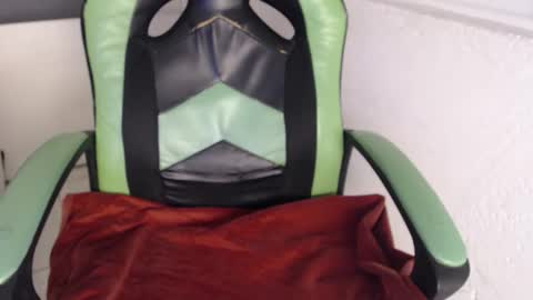 Snapshot of we_n_you chatting on 11.23.25 Trixie 3 online show from 11.23.25