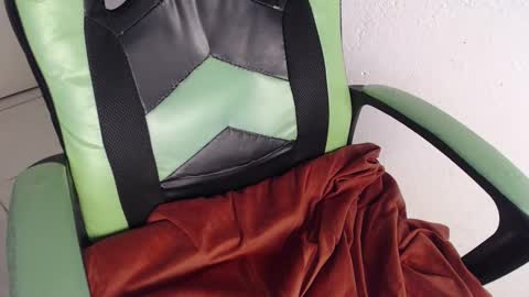 Snapshot of we_n_you chatting on 11.25.25 Trixie 3 online show from 11.25.25