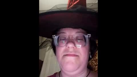 Snapshot of webgirl2 chatting on 10.31.25 Marina online show from 10.31.25