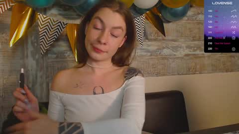 Snapshot of weed_princesss chatting on 12.23.24 moon online show from 12.23.24