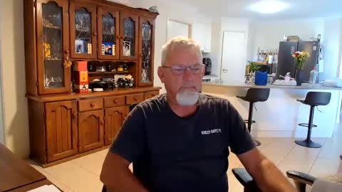 Snapshot of wellhelloo chatting on 05.15.26 Wellhelloo online show from 05.15.26