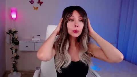 Snapshot of wendifoster chatting on 11.06.25 Wendi Foster online show from 11.06.25