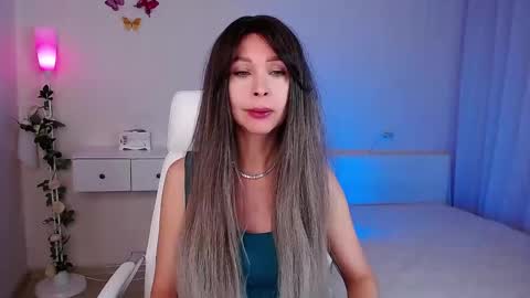 Snapshot of wendifoster chatting on 11.11.25 Wendi Foster online show from 11.11.25