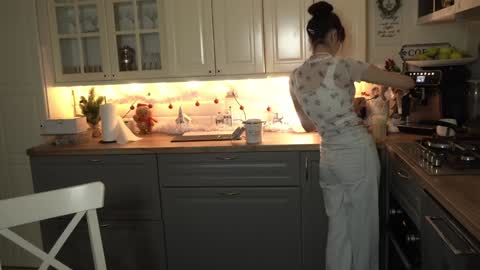 Snapshot of whats_her_name chatting on 12.31.24 Victoria Maria online show from 12.31.24