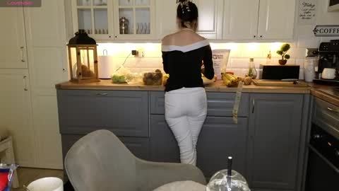 Snapshot of whats_her_name chatting on 01.12.25 Victoria Maria online show from 01.12.25