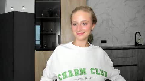 Snapshot of whi_te0 chatting on 10.27.25 Alexa online show from 10.27.25