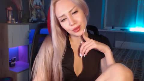 Whitekittykitten online show from 11.22.25