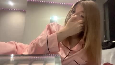 Snapshot of whys0_beauty chatting on 10.29.25 Kira online show from 10.29.25