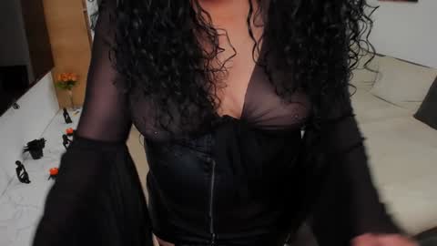Snapshot of wicked_hilde chatting on 12.19.24 Milf Amy online show from 12.19.24