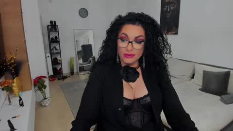 Snapshot of wicked_hilde chatting on 01.17.25 Milf Amy online show from 01.17.25