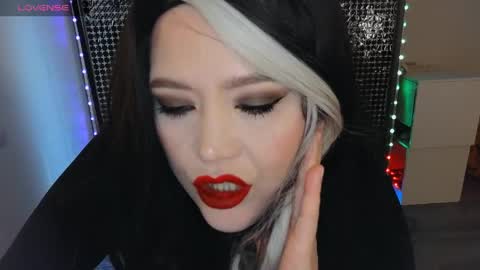 Laura  online show from 04.15.26