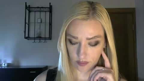 Snapshot of wild_silk_desire chatting on 01.25.25 Alina online show from 01.25.25