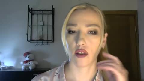 Snapshot of wild_silk_desire chatting on 02.15.25 Alina online show from 02.15.25