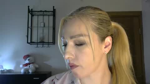 Snapshot of wild_silk_desire chatting on 02.15.25 Alina online show from 02.15.25