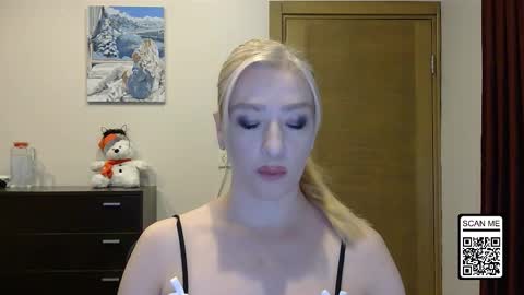 Snapshot of wild_silk_desire chatting on 11.23.25 Alina online show from 11.23.25