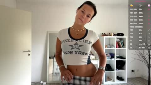 Mia online show from 09.26.25