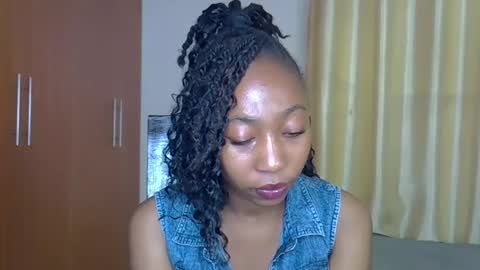 Snapshot of wizzia_khalifa chatting on 03.08.25 girlie o online show from 03.08.25