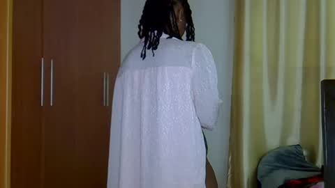 Snapshot of wizzia_khalifa chatting on 03.10.25 girlie o online show from 03.10.25