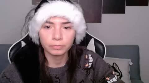 Snapshot of wolfs_daughter chatting on 12.17.24 Alex online show from 12.17.24