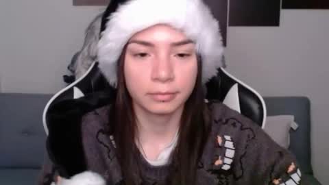 Snapshot of wolfs_daughter chatting on 12.19.24 Alex online show from 12.19.24