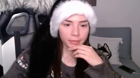 Snapshot of wolfs_daughter chatting on 12.20.24 Alex online show from 12.20.24