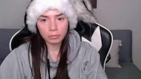 Snapshot of wolfs_daughter chatting on 12.28.24 Alex online show from 12.28.24