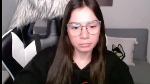 Snapshot of wolfs_daughter chatting on 09.18.25 Alex online show from 09.18.25