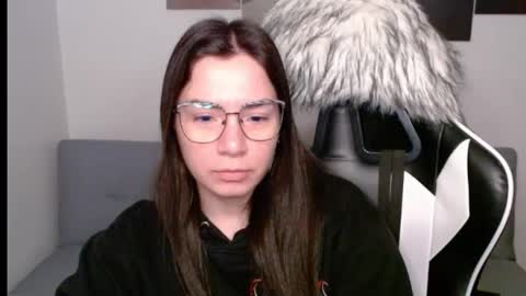Snapshot of wolfs_daughter chatting on 09.19.25 Alex online show from 09.19.25