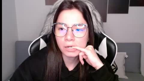 Snapshot of wolfs_daughter chatting on 09.22.25 Alex online show from 09.22.25