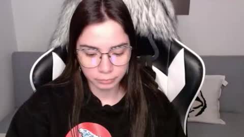 Snapshot of wolfs_daughter chatting on 09.23.25 Alex online show from 09.23.25