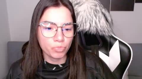 Snapshot of wolfs_daughter chatting on 09.24.25 Alex online show from 09.24.25