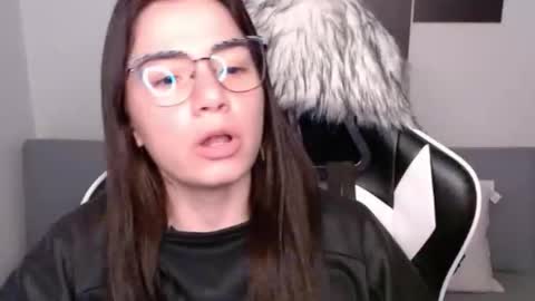 Snapshot of wolfs_daughter chatting on 09.26.25 Alex online show from 09.26.25