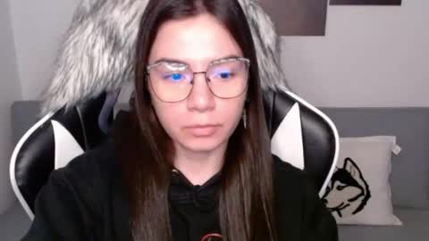 Snapshot of wolfs_daughter chatting on 09.28.25 Alex online show from 09.28.25