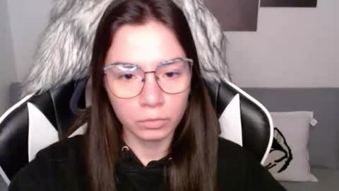 Snapshot of wolfs_daughter chatting on 09.29.25 Alex online show from 09.29.25