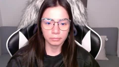 Snapshot of wolfs_daughter chatting on 10.05.25 Alex online show from 10.05.25