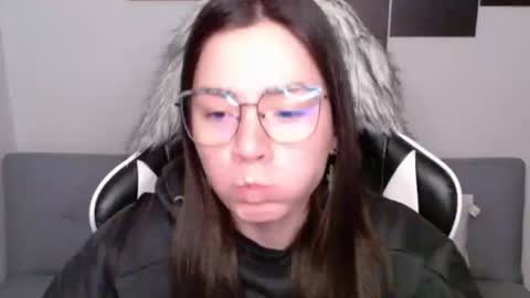 Snapshot of wolfs_daughter chatting on 10.06.25 Alex online show from 10.06.25