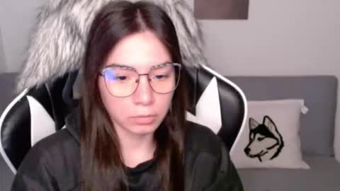 Snapshot of wolfs_daughter chatting on 10.07.25 Alex online show from 10.07.25