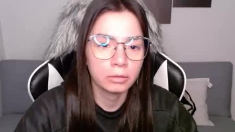 Snapshot of wolfs_daughter chatting on 10.08.25 Alex online show from 10.08.25