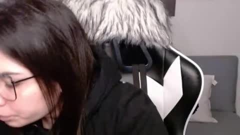 Snapshot of wolfs_daughter chatting on 10.12.25 Alex online show from 10.12.25