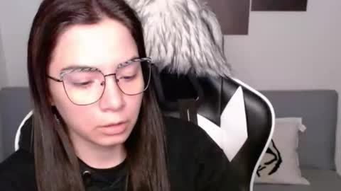 Snapshot of wolfs_daughter chatting on 10.13.25 Alex online show from 10.13.25