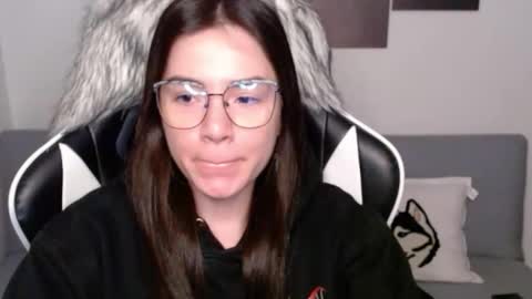 Snapshot of wolfs_daughter chatting on 10.14.25 Alex online show from 10.14.25