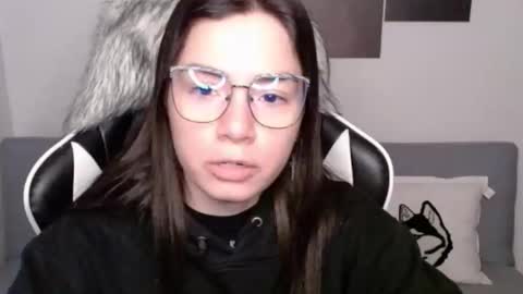 Snapshot of wolfs_daughter chatting on 10.16.25 Alex online show from 10.16.25