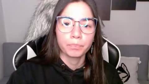 Snapshot of wolfs_daughter chatting on 10.18.25 Alex online show from 10.18.25
