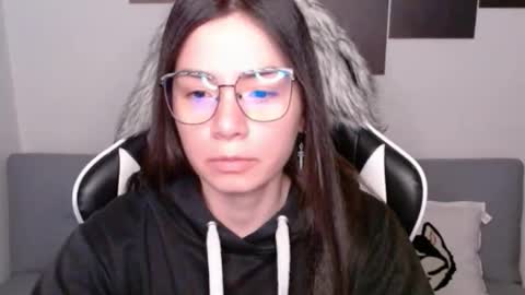 Snapshot of wolfs_daughter chatting on 10.20.25 Alex online show from 10.20.25