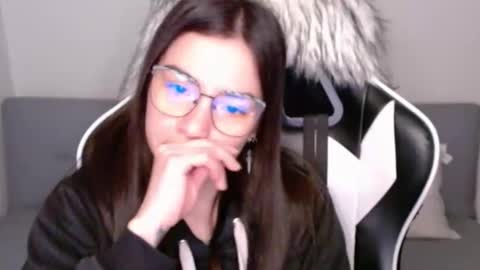 Snapshot of wolfs_daughter chatting on 10.21.25 Alex online show from 10.21.25