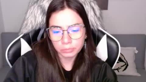 Snapshot of wolfs_daughter chatting on 10.21.25 Alex online show from 10.21.25